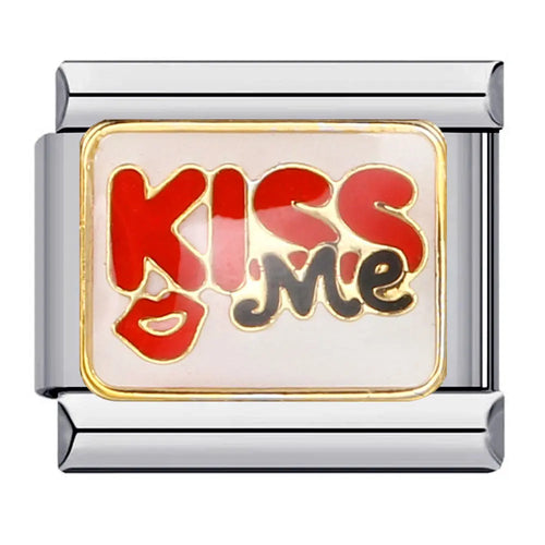 Charm maillon carré émaillé inscription Kiss Me rouge et noir avec empreinte de lèvres, bordure dorée, acier inoxydable, bracelet charm italien
