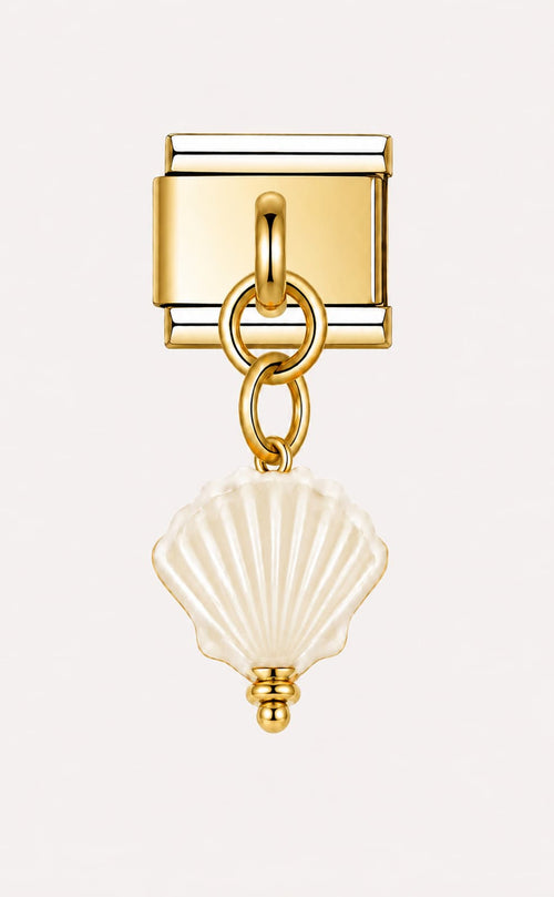 Pendentif coquillage en céramique émaillée blanc nacré suspendu sous un maillon doré, bracelet charm italien