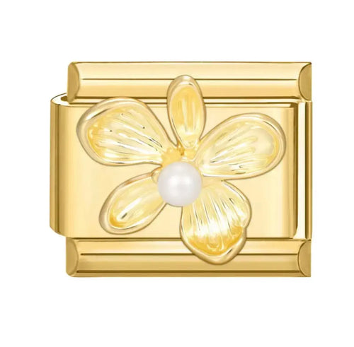 Charm fleur dorée six pétales striés et perle blanche nacrée en acier inoxydable sur bracelet charm italien