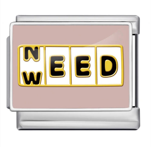 Charm Need Weed en acier inoxydable, face émaillée rose poudré avec lettres noires dorées sur bracelet charm italien