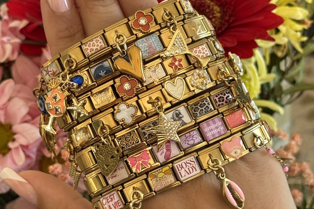 nombreuses idées de compositions de bracelets italiens personnalisables dorés avec charms variés cœur léopard et étoile