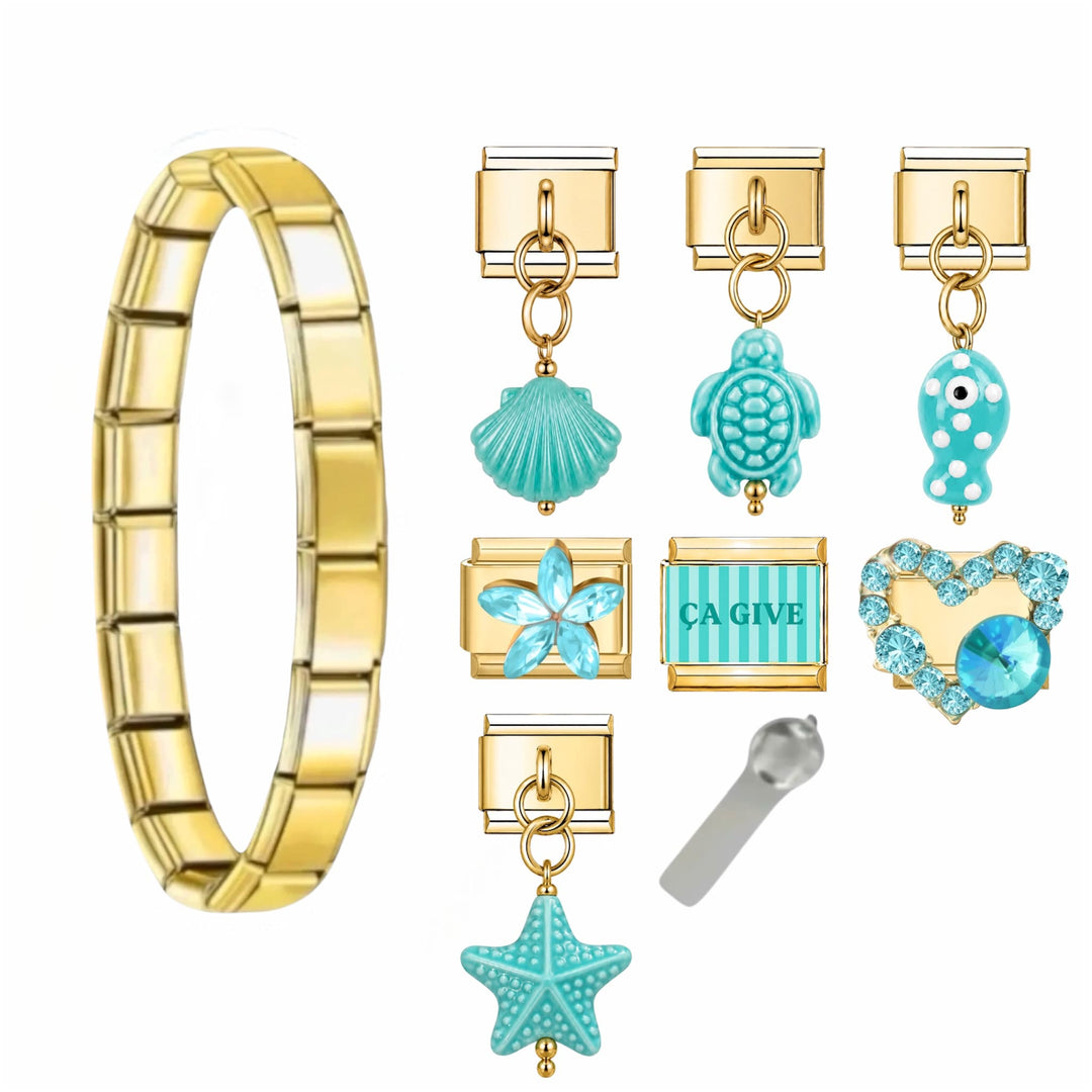 Bracelet Océania porté au poignet, charms turquoise sur maillons dorés en acier inoxydable