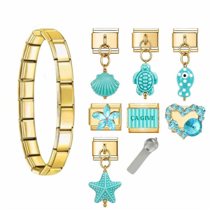 Bracelet Océania porté au poignet, charms turquoise sur maillons dorés en acier inoxydable