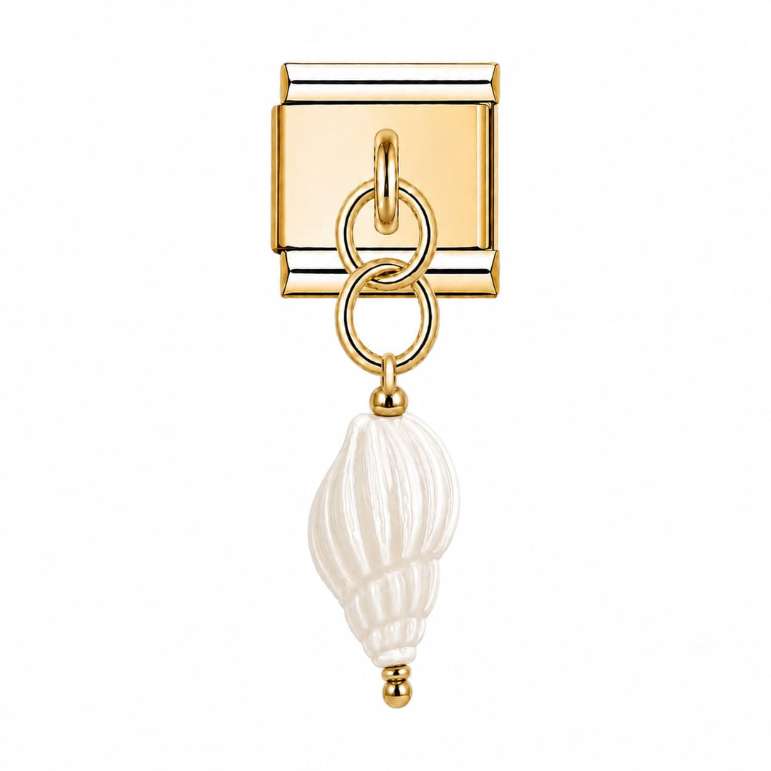 Pendentif coquillage torsadé en céramique émaillée blanc nacré suspendu sous un maillon doré, bracelet charm italien
