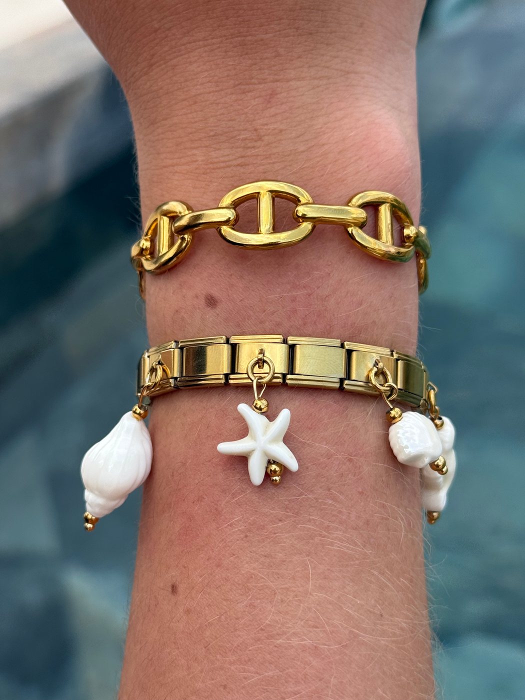 Bracelet Perla Blanca, pack bracelet charm italien en acier inoxydable doré et charms céramique émaillée blanc nacré