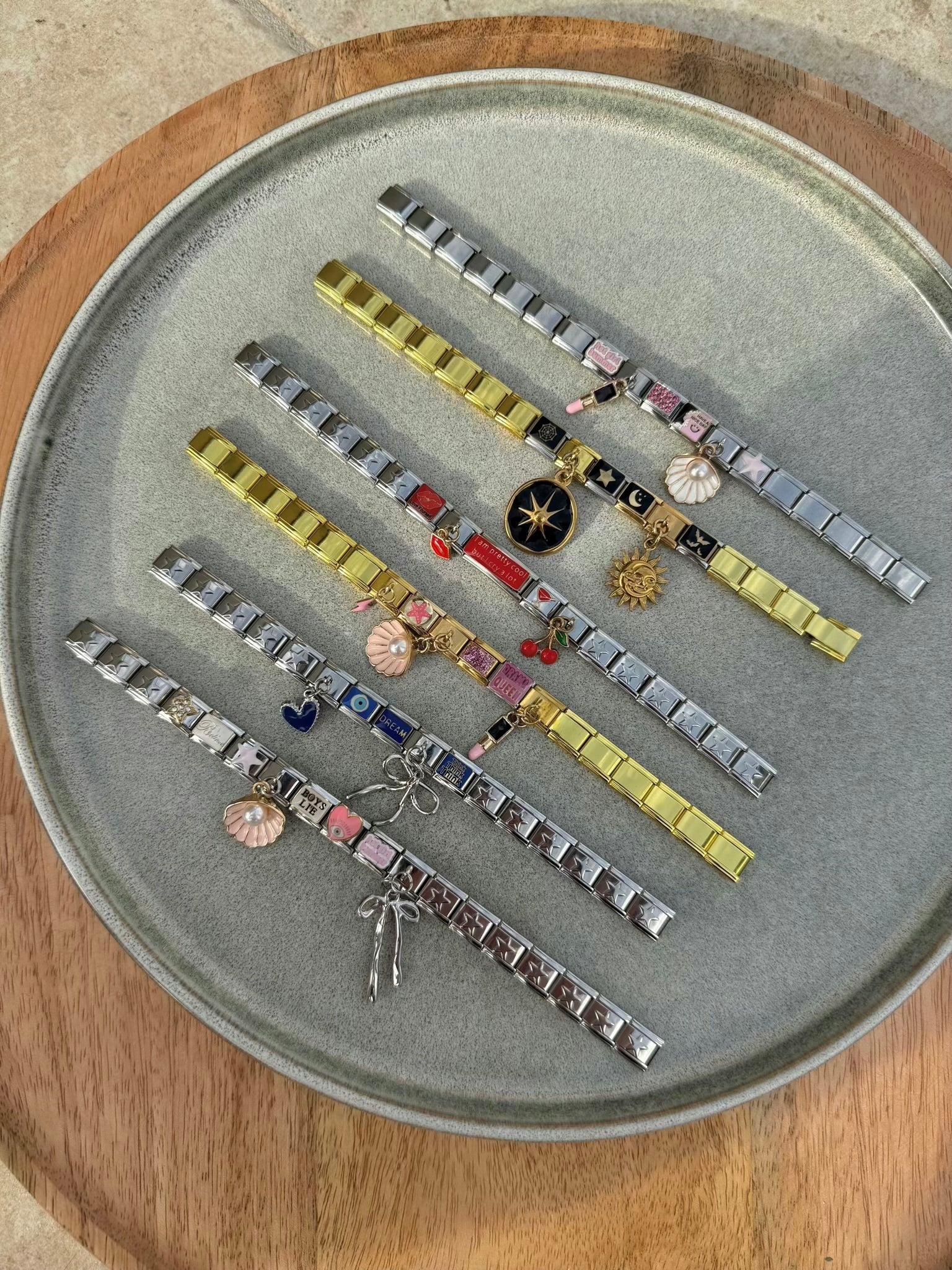 bracelet argenté et doré dans une assiette personnalisé