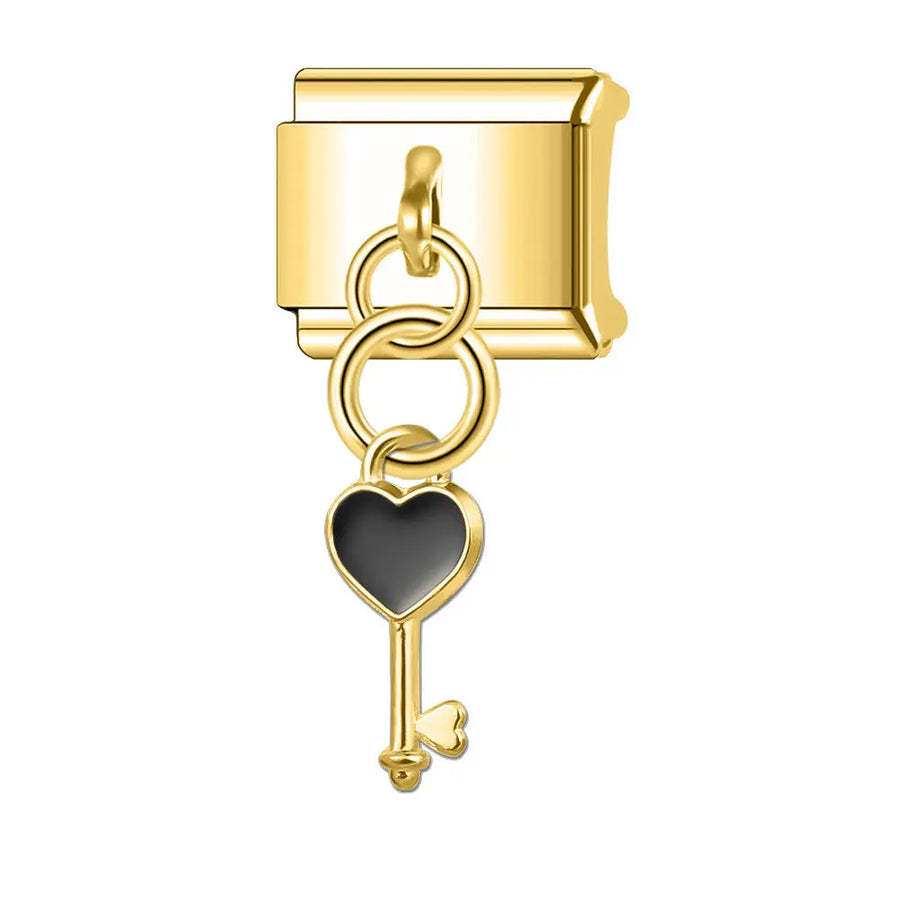 charm pendentif doré représentant une clé ornée d'un coeur noir pour bracelet italien