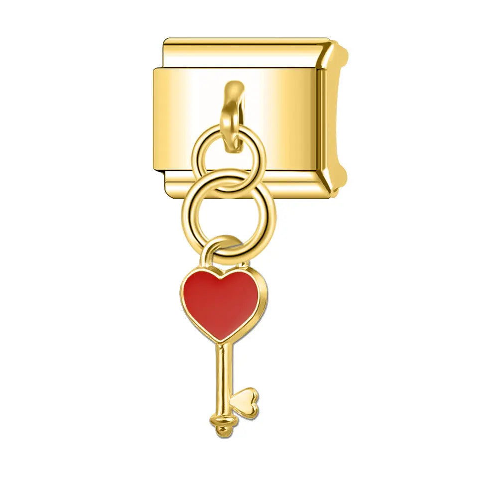charm pendentif doré clé avec un coeur rouge pour romantique