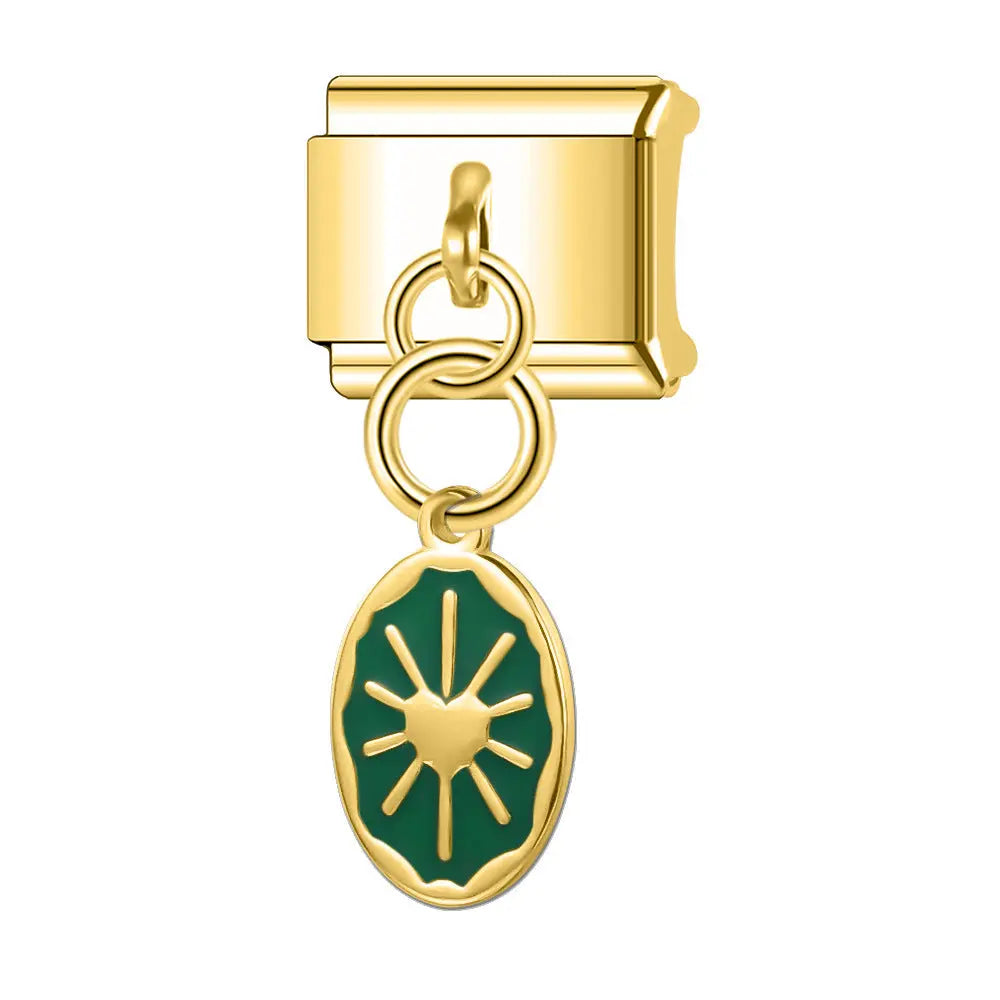 charm pendentif doré avec cour scintilland sur fond vert pour bracelet italien