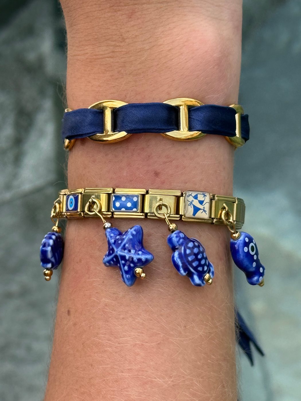 Bracelet Marina, pack bracelet charm italien en acier inoxydable doré et charms céramique émaillée bleu marine