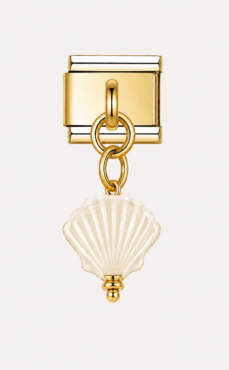 Pendentif coquillage en céramique émaillée blanc nacré suspendu sous un maillon doré, bracelet charm italien
