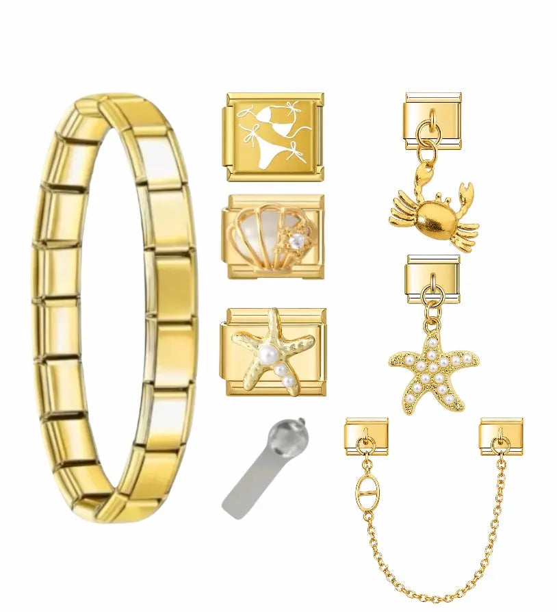 Bracelet charm Caliente en acier inoxydable doré avec charms estivaux : maillot de bain, coquillage nacré, étoile de mer perlée et crabe doré — bracelet charm italien