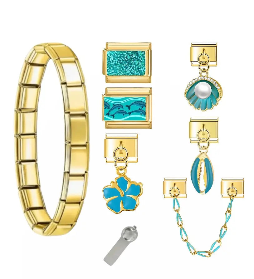 Bracelet charm Costa Azzura doré avec charms dauphins, hibiscus bleu, coquillage à perle et cauri turquoise, acier inoxydable, bracelet charm italien