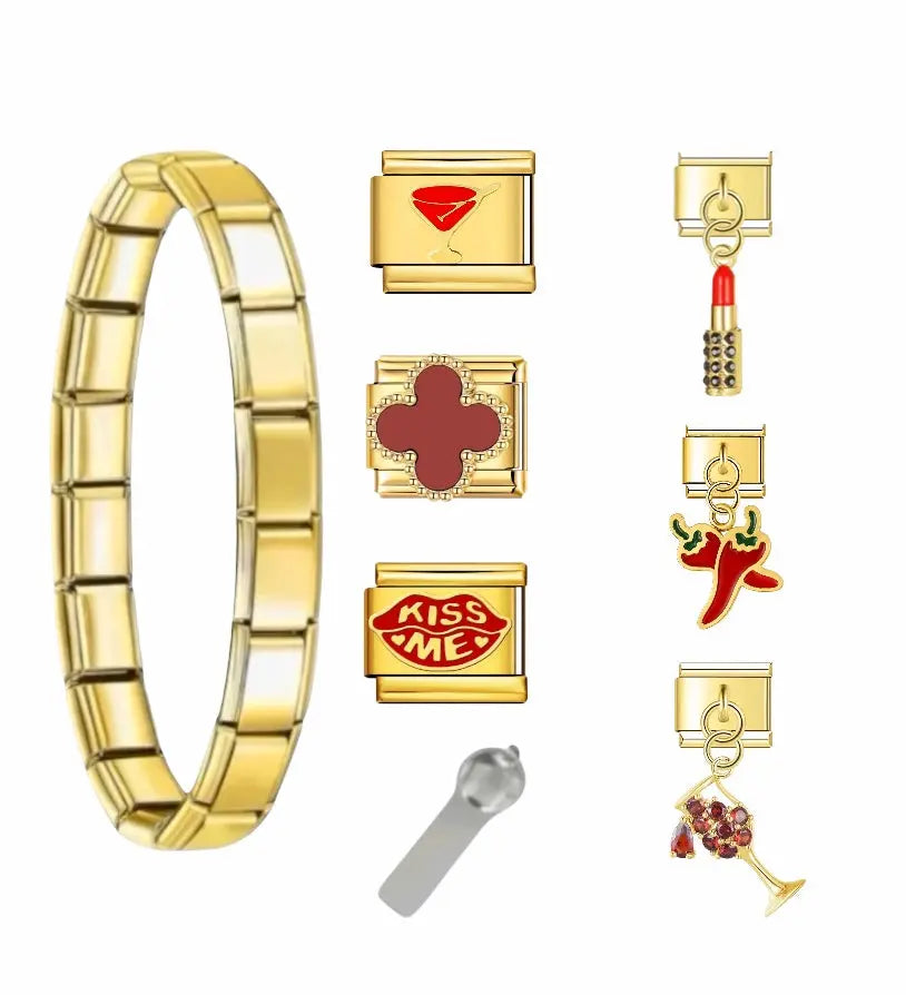 Bracelet charm Kiss Me Baby en acier inoxydable doré avec charms lèvres rouges, cocktail martini, piment, rouge à lèvres et verre de vin — bracelet charm italien