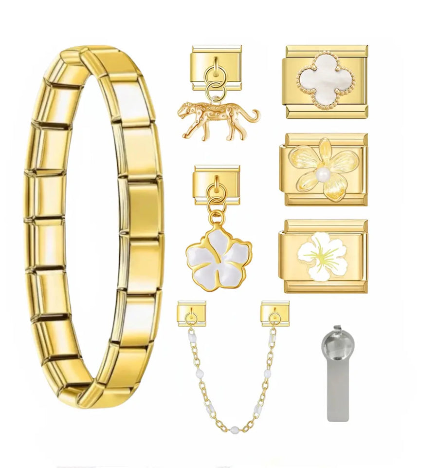 Bracelet charm léopard élégant en acier inoxydable doré avec charms léopard, fleurs blanches et trèfle nacré — bracelet charm italien