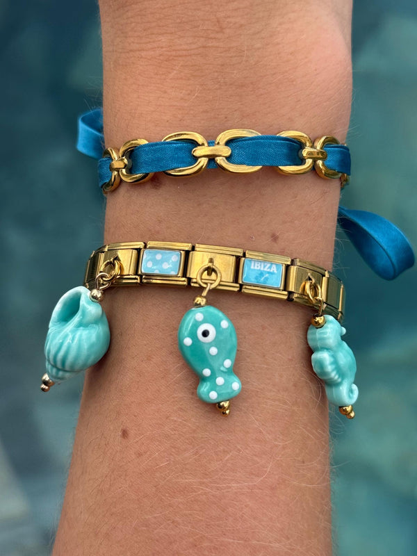 Bracelet Azure Ibiza porté au poignet, pack bracelet italien acier inoxydable et pampilles céramique turquoise