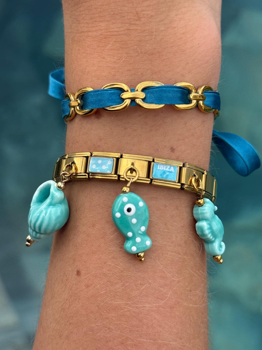 Bracelet Azure Ibiza porté au poignet, pack bracelet italien acier inoxydable et pampilles céramique turquoise