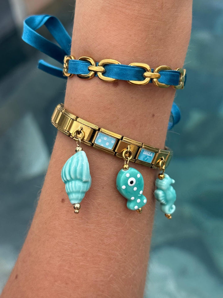 Bracelet Azure Ibiza porté au poignet, charms coquillage et hippocampe céramique turquoise