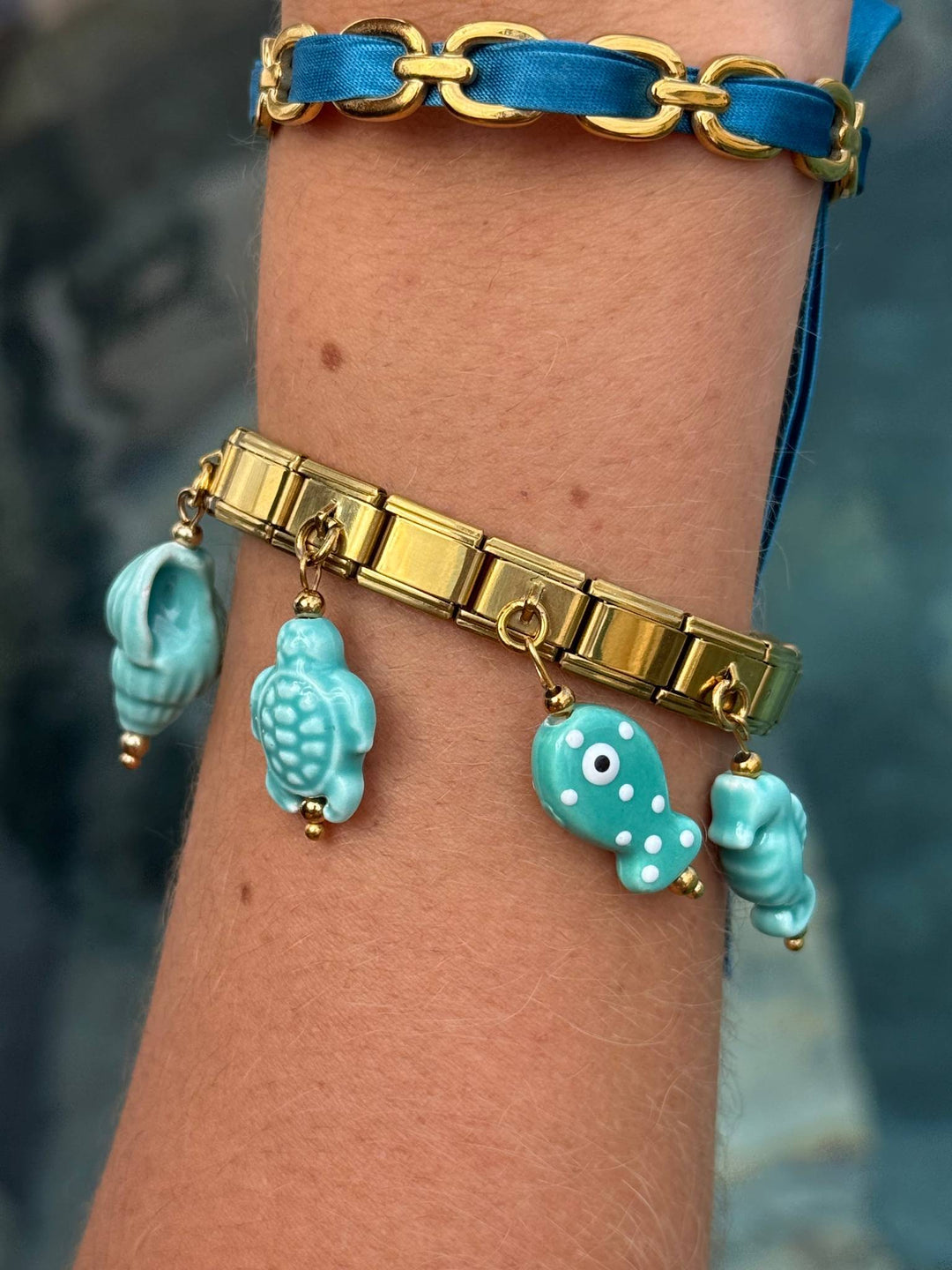 Bracelet Blue Lagoon porté au poignet, pack bracelet italien acier inoxydable et pampilles céramique turquoise
