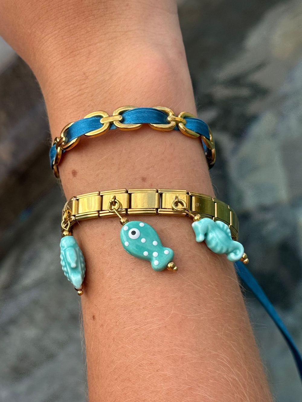 Bracelet Blue Lagoon porté au poignet, charms tortue et coquillage céramique turquoise
