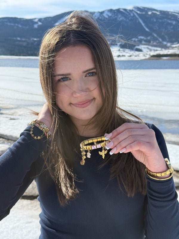Bracelet charms italien personnalisable doré porté par une femme — Le Charm Italien