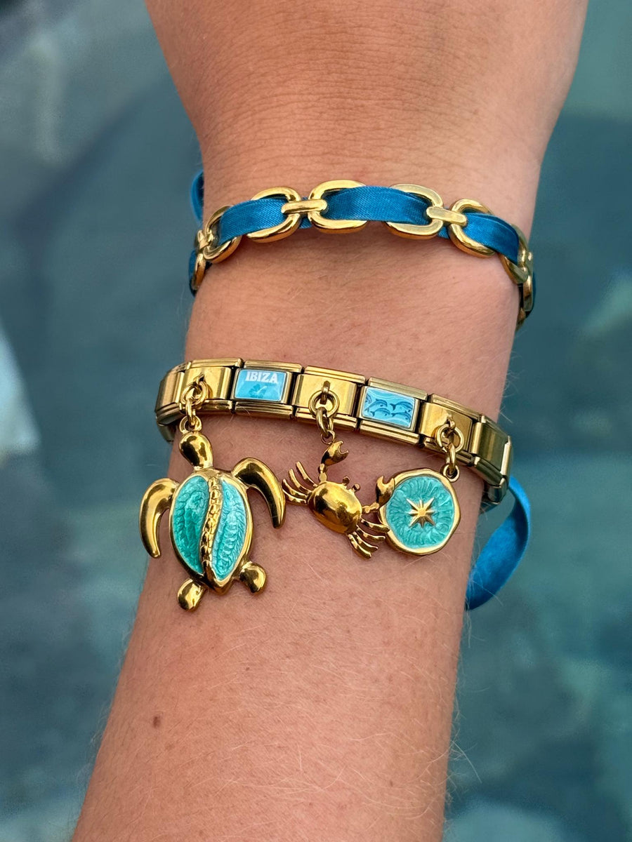 Bracelet Côte Turquoise porté au poignet, pack bracelet italien acier inoxydable et charms mer turquoise