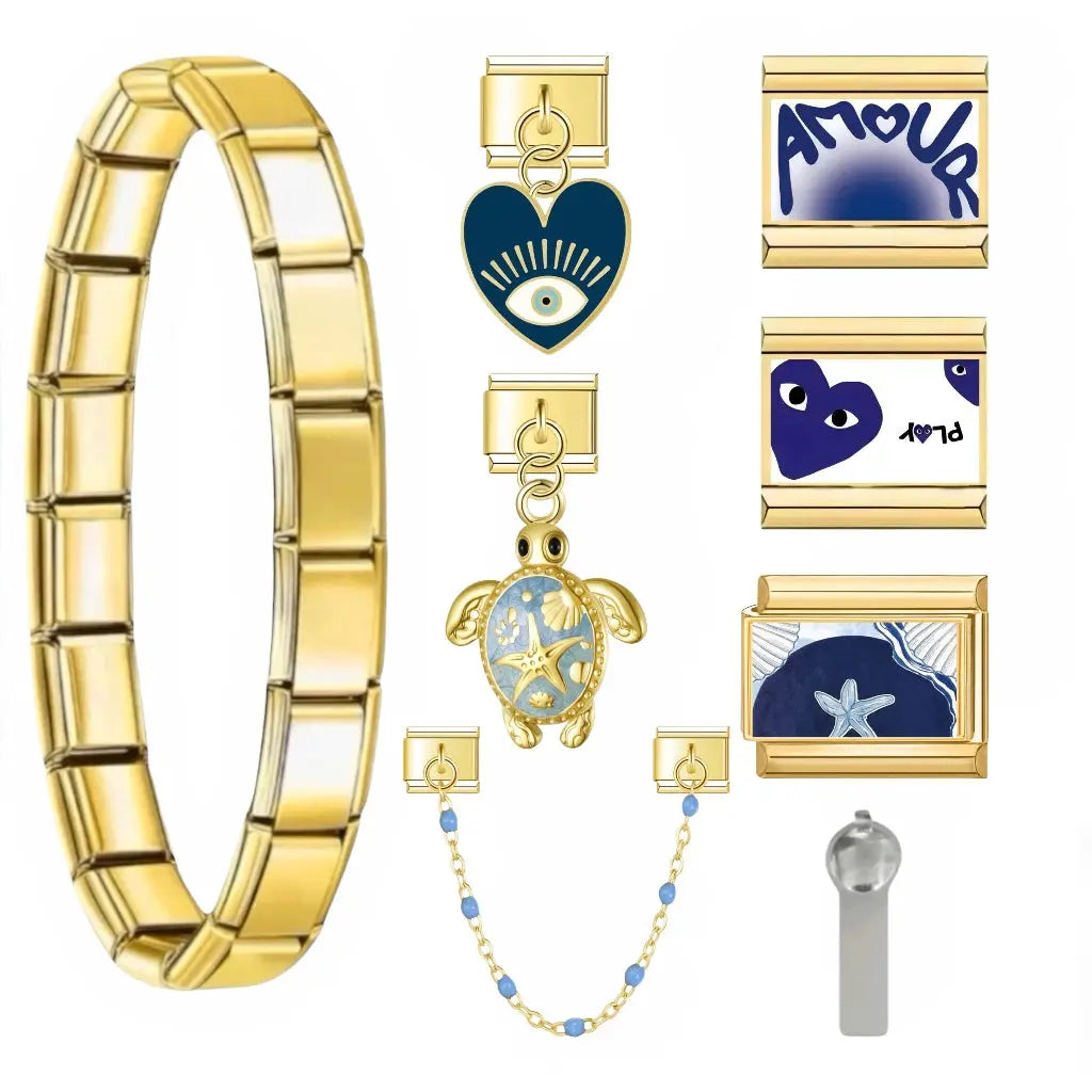Bracelet charm italien Blue Amore en acier inoxydable doré avec charms bleu marine : coeur mauvais oeil, tortue émail bleu, étoile de mer et charm Amour