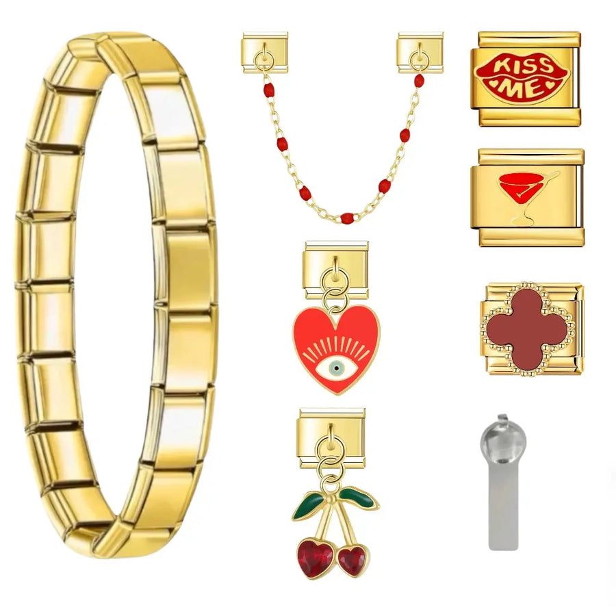 Bracelet charm Love Bombing en acier inoxydable doré avec charms cœur rouge œil mystique, cerises pendantes, Kiss Me et trèfle bordeaux — bracelet charm italien