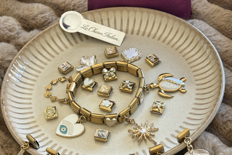 bracelet italien femme doré composé de charms nacrés tortue et étoile présenté avec sa pochette Le Charm Italien
