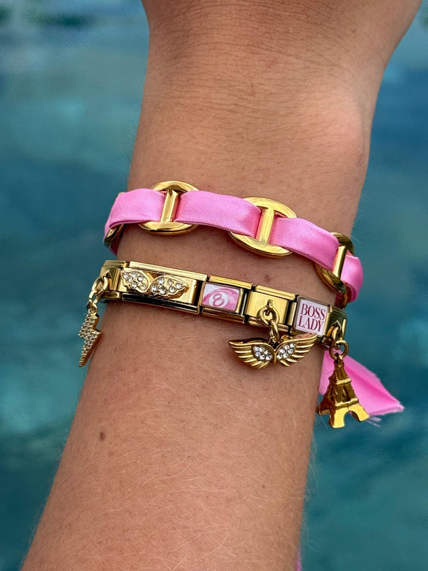Bracelet Pink Paris porté au poignet, pack bracelet italien acier inoxydable et charms roses girly