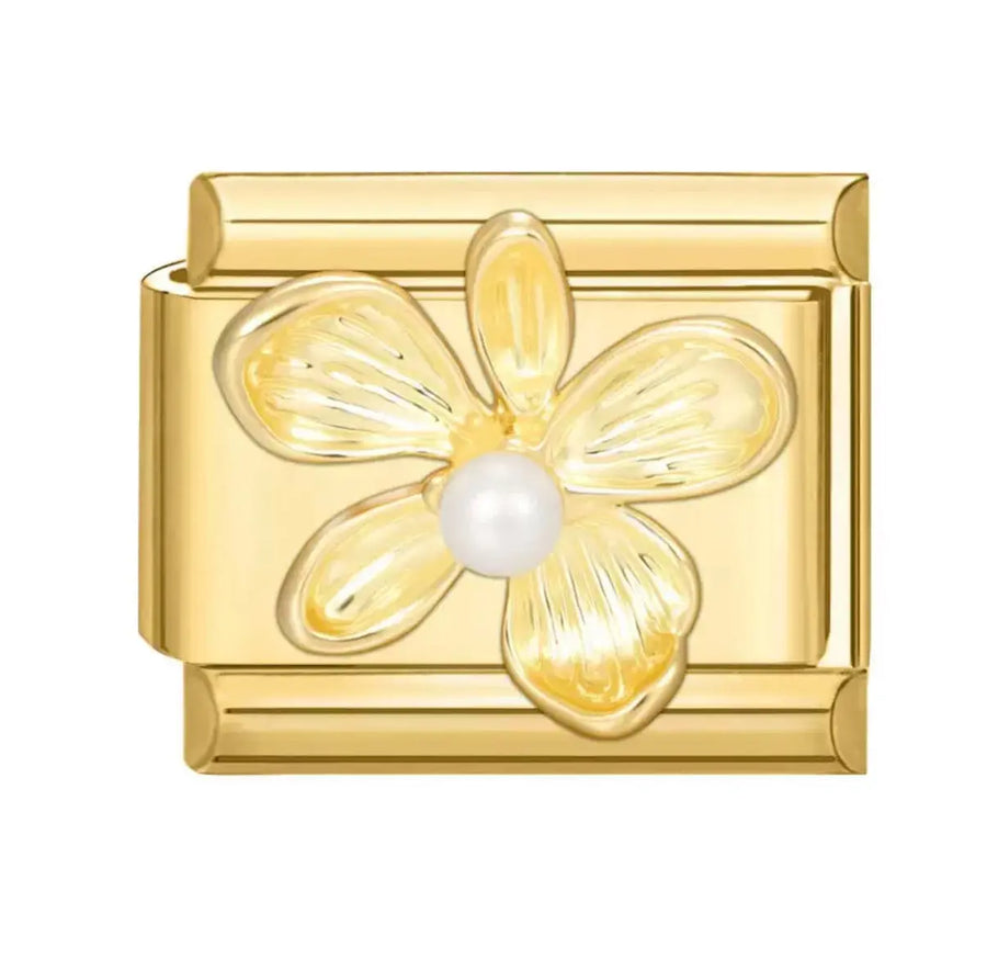 Charm fleur dorée six pétales striés et perle blanche nacrée en acier inoxydable sur bracelet charm italien