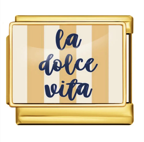 Charm La Dolce Vita acier inoxydable doré, texte cursive marine sur fond rayé beige, bracelet charm italien