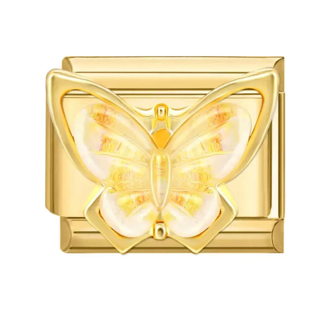 Charm papillon doré en acier inoxydable, ailes translucides nacrées aux reflets or et ambre, contour doré ciselé, bracelet charm italien