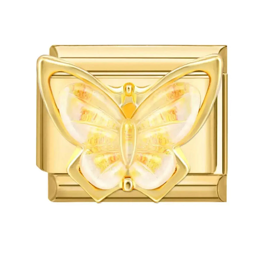 Charm papillon doré en acier inoxydable, ailes translucides nacrées aux reflets or et ambre, contour doré ciselé, bracelet charm italien