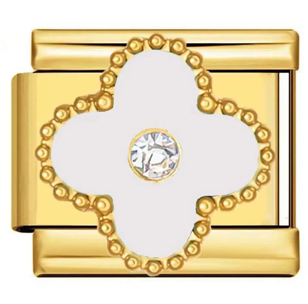 Charm trèfle blanc à quatre pétales en émail avec cristal central serti, contour de perles et maillon doré en acier inoxydable, bracelet charm italien