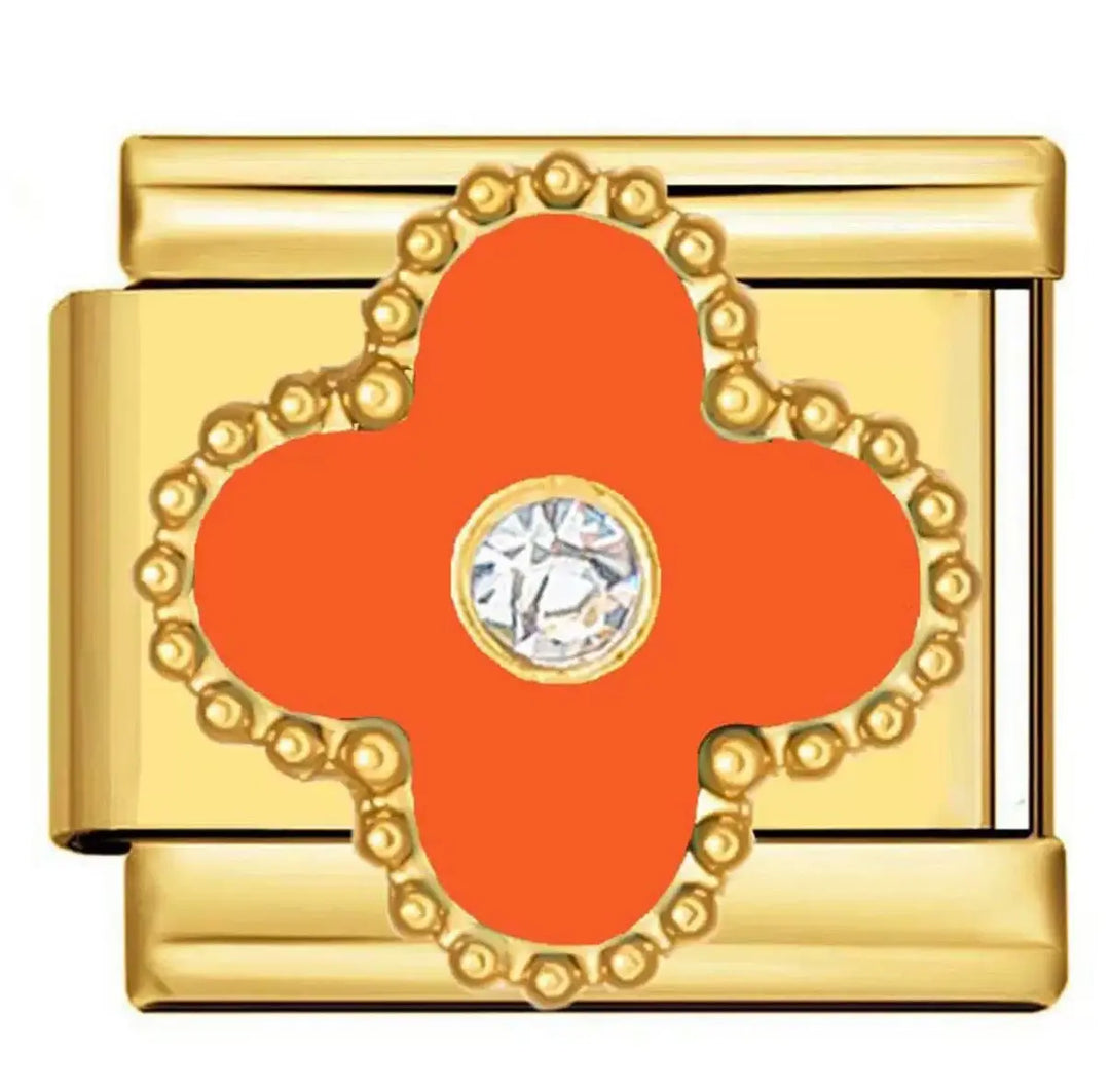 Charm trèfle à quatre pétales orange émail et cristal central, maillon acier inoxydable doré, bracelet charm italien
