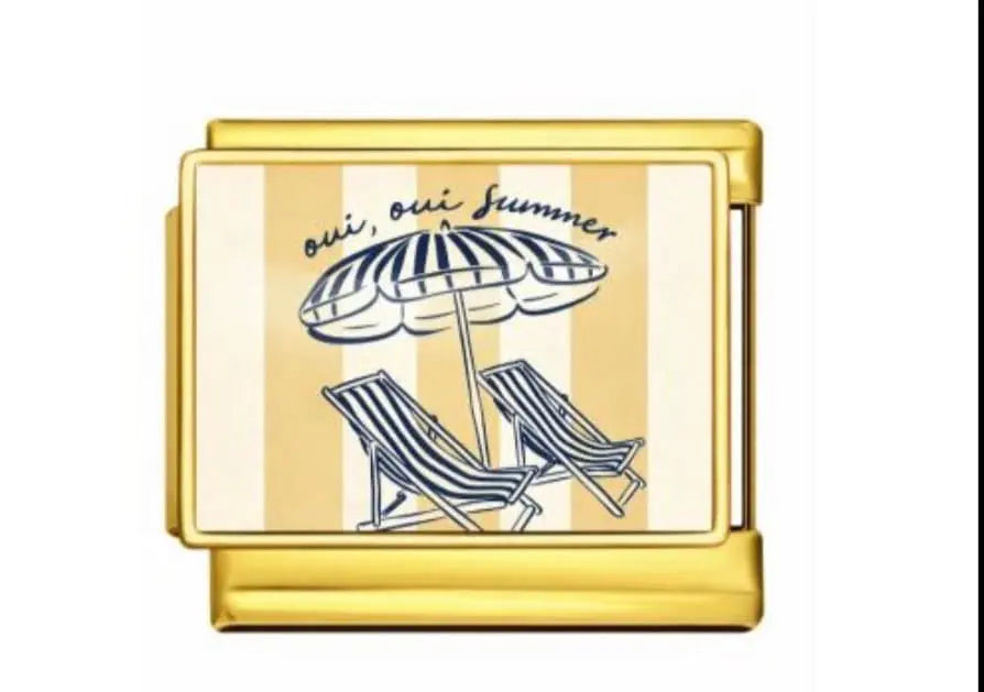 Charm plat acier inoxydable doré motif scène de plage chaises longues parasol rayé bleu marine inscription oui oui Summer bracelet charm italien