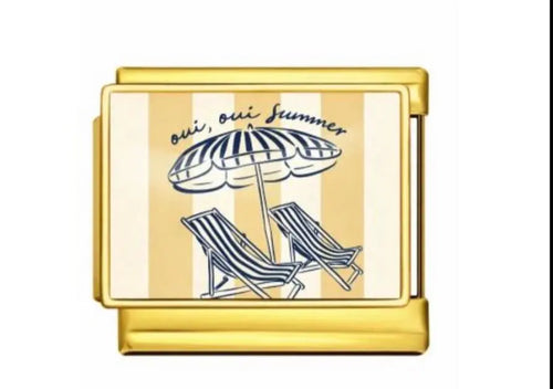 Charm plat acier inoxydable doré motif scène de plage chaises longues parasol rayé bleu marine inscription oui oui Summer bracelet charm italien