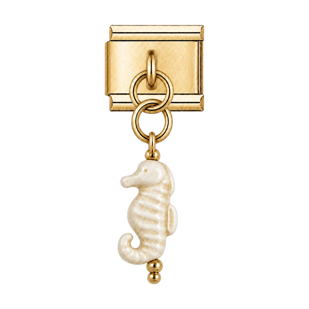 Pendentif hippocampe en céramique émaillée blanc nacré suspendu sous un maillon doré, bracelet charm italien