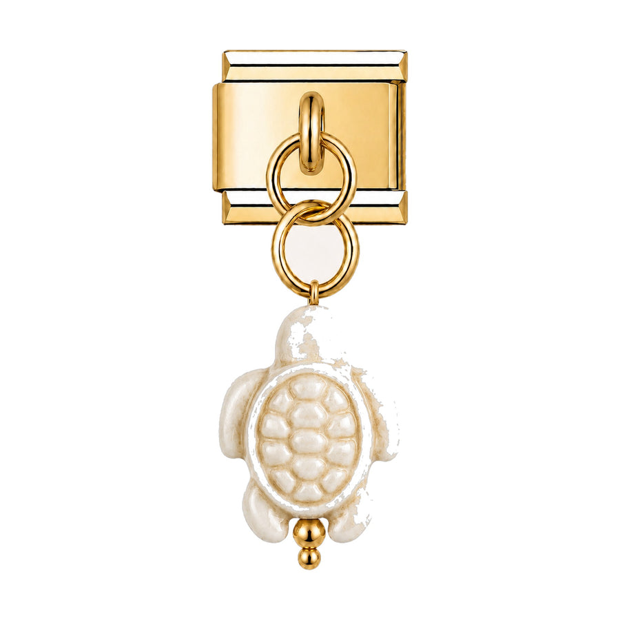 Pendentif tortue en céramique émaillée blanc nacré suspendu sous un maillon doré, bracelet charm italien