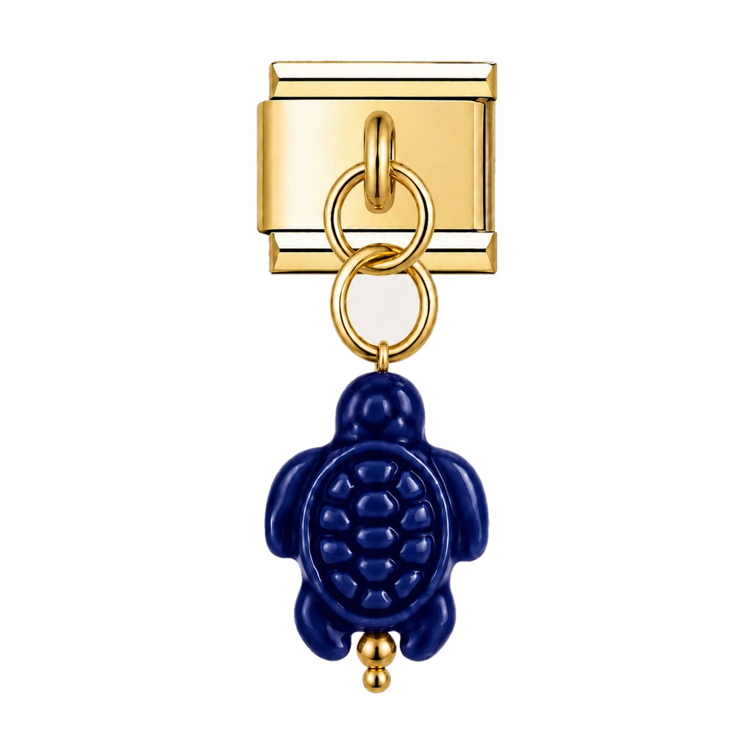 Pendentif tortue en céramique émaillée bleu marine suspendu sous un maillon doré, bracelet charm italien