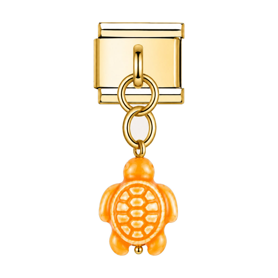 Pendentif tortue en céramique émaillée orange suspendu sous un maillon doré, bracelet charm italien